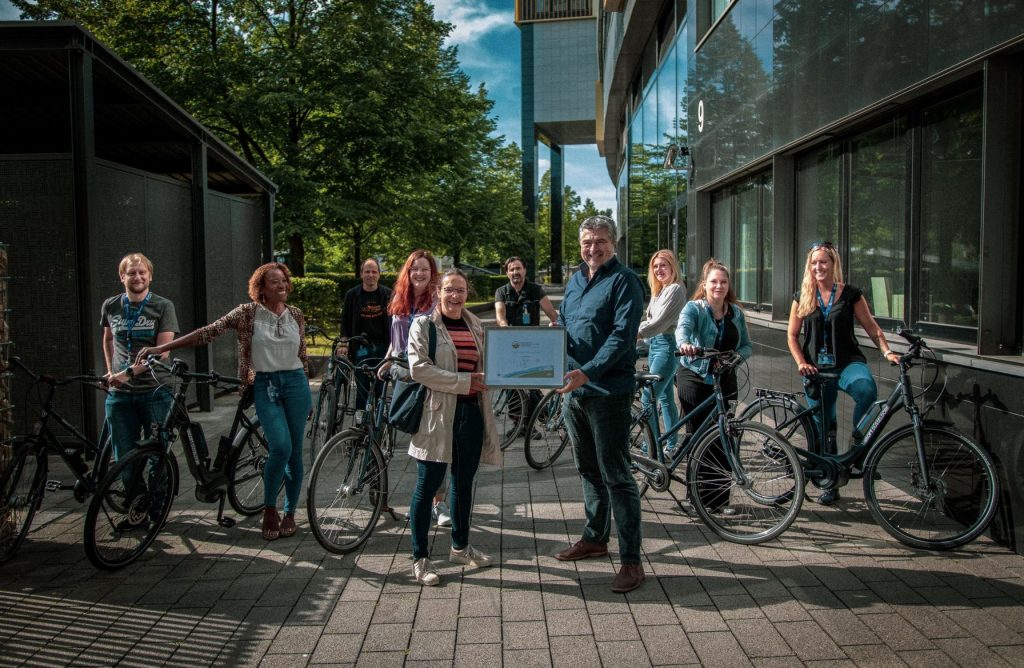 Picture showing the handover of the ADFC certificate to Ubisoft Düsseldorf and employees with bicycles 